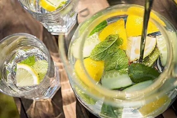 夏天喝水把握六个分寸 教你如何正确喝水！