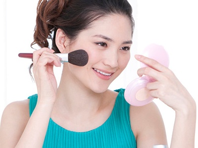 教你如何区分粉饼和粉底液