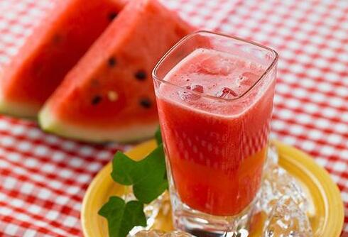 消暑利器：“盛夏之王”西瓜的五个健康好处