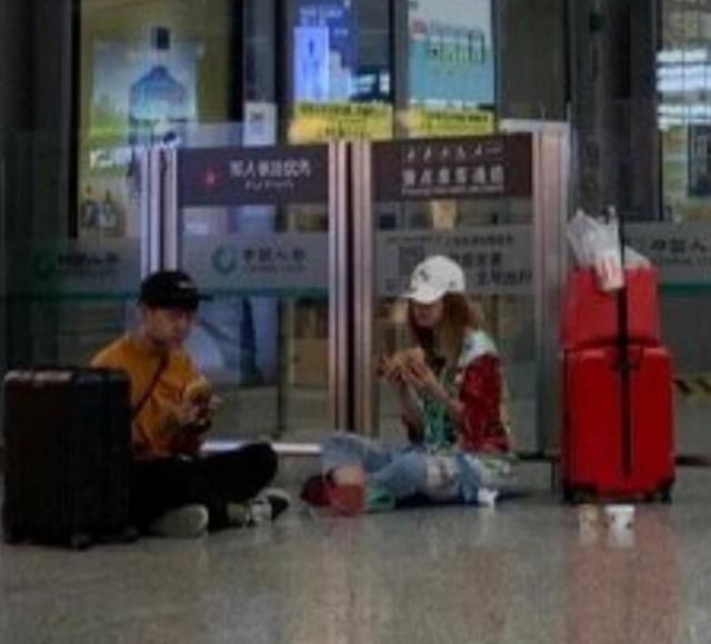 赵薇高铁站席地而坐吃汉堡 遭网友调侃