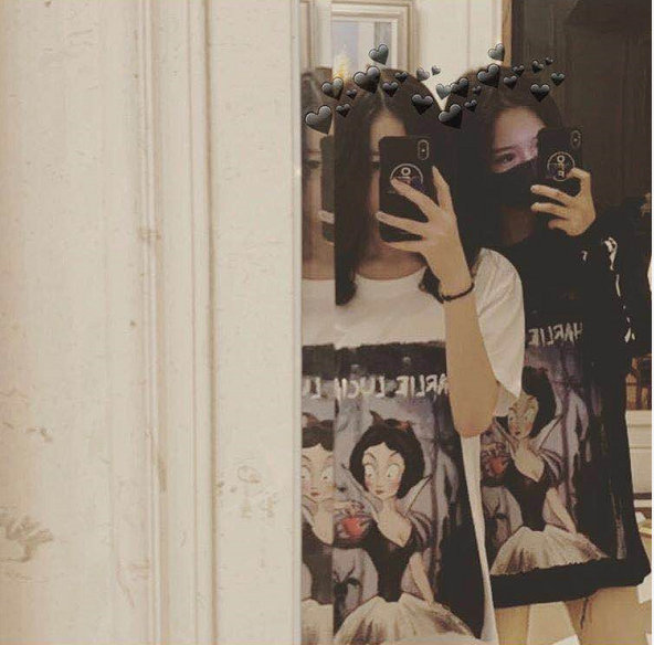 13岁李嫣穿情侣装与朋友逛街 被粉丝喊话结婚