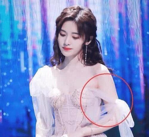 鞠婧祎唱歌裙子滑落 网友看见淘气评价，别提上去啊