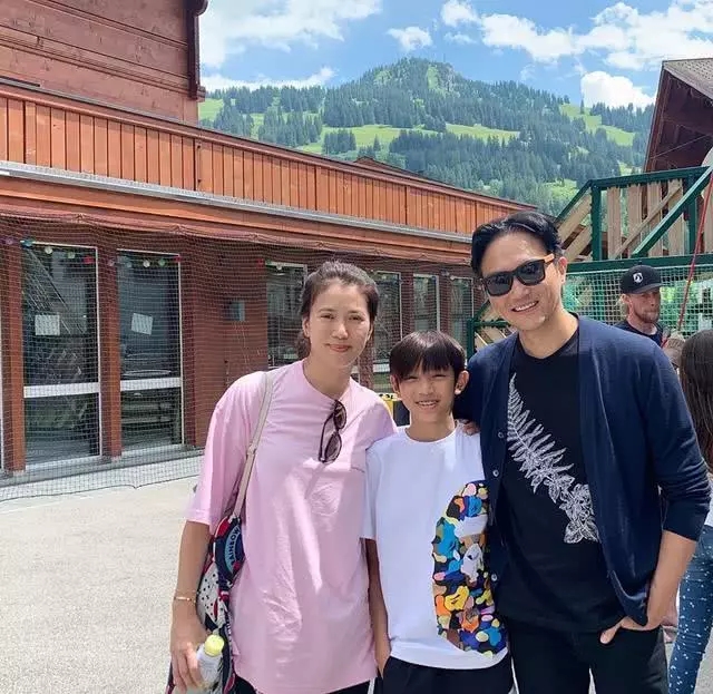 张智霖一家三口游欧洲 袁咏仪素颜打扮似大妈