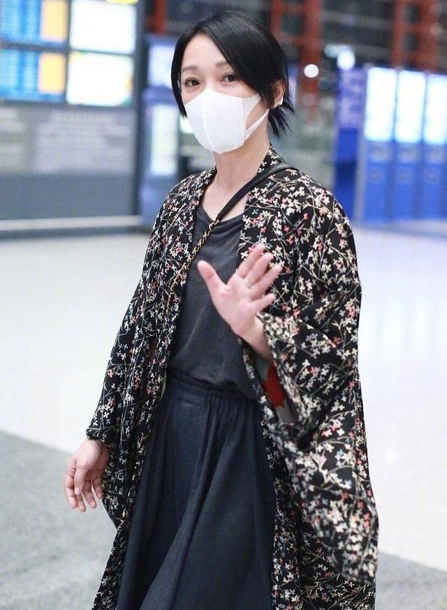 周迅穿奶奶装配老年裤走机场 化妆看着不止44岁