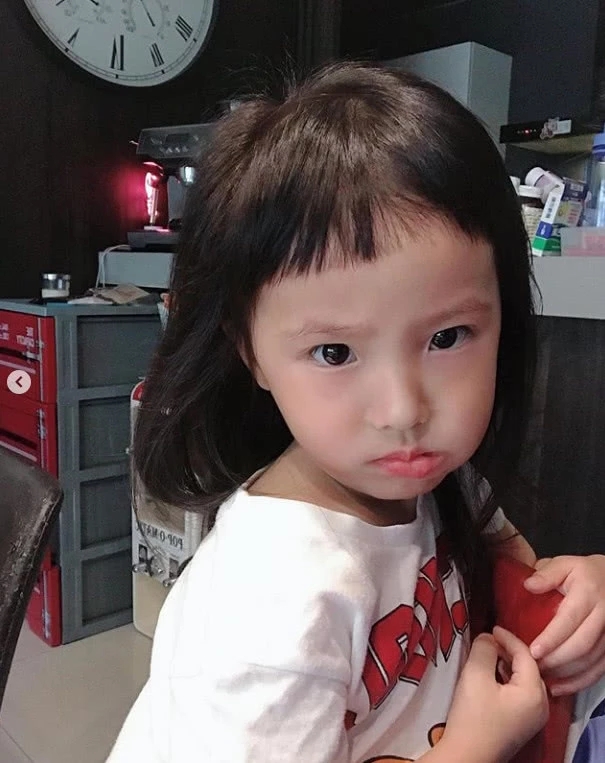 欧弟老婆郑云灿久违分享大眼萌女儿近照