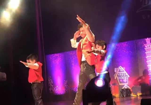 Kimi幼儿园毕业 父子同唱林志颖成名曲