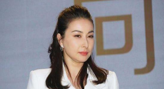 郭晶晶三胎后第一次亮相 黑白两色气场强大