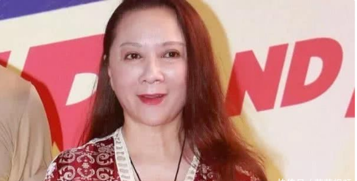 一个满脸玻尿酸一个优雅老去 差距一目了然