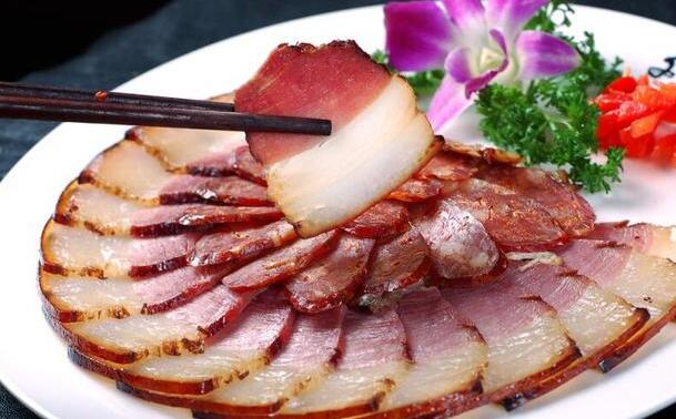 腊肉先煮后蒸更健康 3步教你家常版腌腊肉