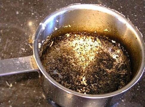 一不留神竟然把锅烧焦了 别着急扔 8个小妙招轻轻松松把烧焦的锅洗干净