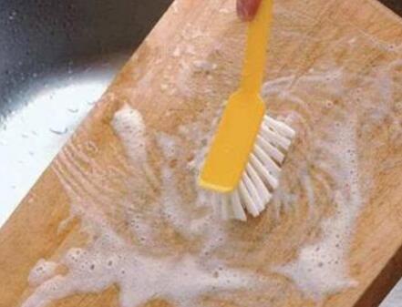 餐具和菜板发霉了该怎么处理 处理发霉菜板操作方法