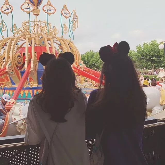 李嫣与闺蜜游乐场凹造型 全程自带摄影师跟拍