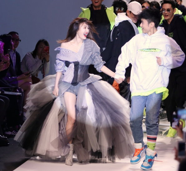 对于18岁的秦岚和18岁的杨颖 你怎么看