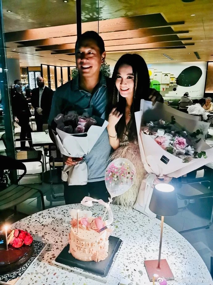 温碧霞提前庆53岁生日 抱着鲜花被何祖光搂在怀里