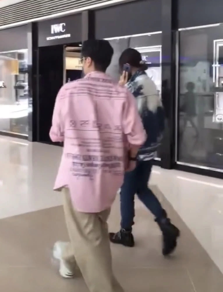 高龄怀孕蔡少芬全程讲电话 老公保镖般护着她