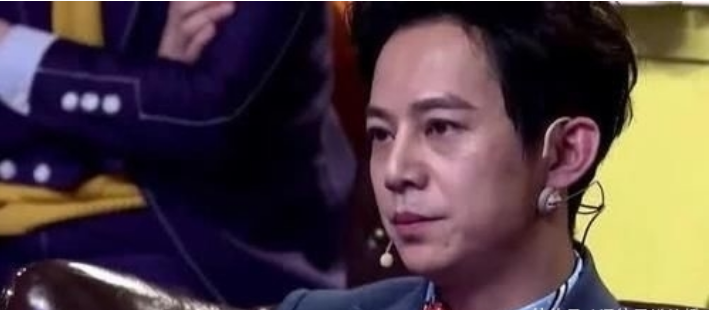 演员现场突然狂踹男演员的头  何炅全程面无表情