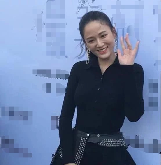 40岁的陈乔恩最新生图 高马尾配黑色连衣裙活力四射