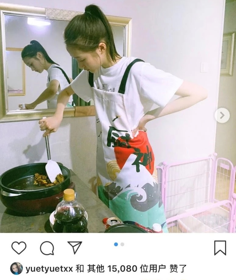  美厨娘关晓彤晒厨房做饭照片  烧一手好菜