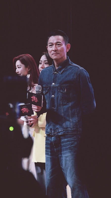 人到中年不得已 刘德华穿牛仔套装梳油头