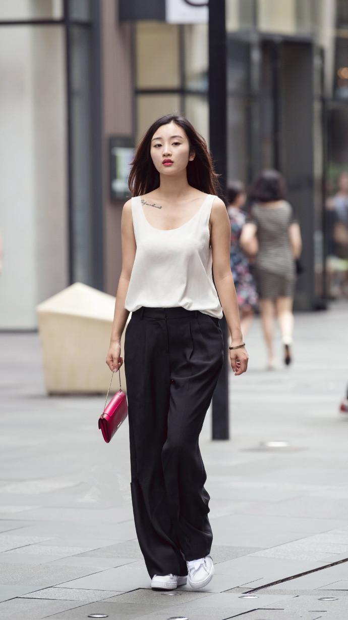 时尚街拍之飘逸又宽松休闲的穿搭 阔腿长裤也能将美丽大放光彩