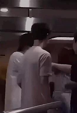 韩国明星边伯贤险遭女粉强抱 受惊后退被工作人员护住