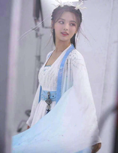 中国最标致5位“古装美人”，鞠婧祎只排第2，看到她：移不开眼  　　李沁，1990年9月27日出生于江苏省苏州市昆山市巴城镇，中国大陆女演员，毕业于上海戏剧学院附属戏曲学校。  　　2008年，凭借出