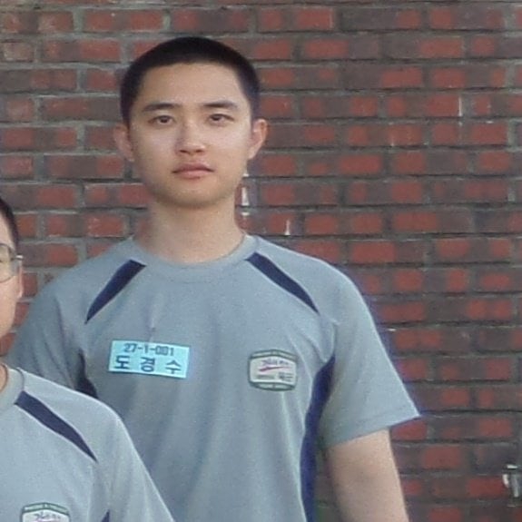 EXO都暻秀 新兵训练照公开 寸头灰色运动装