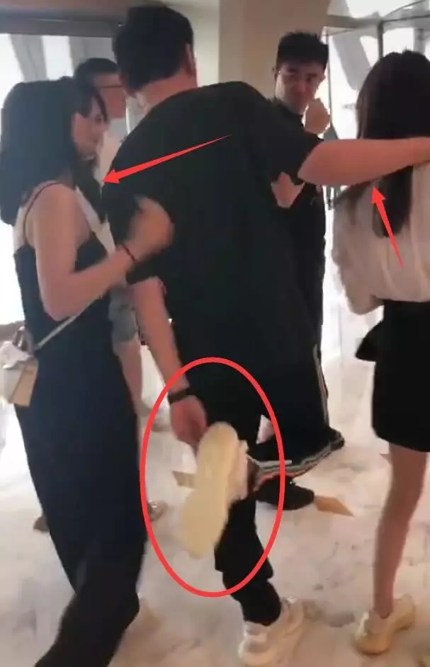 王思聪带三位美女同行 被美女踩掉鞋子也不生气 搂着女友往前走