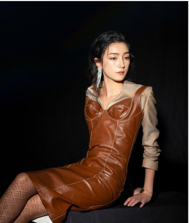  唐人街探案 的女警 今穿亮片连衣裙配短靴 后背很诱人