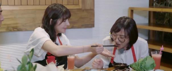 婆媳关系最佳典范 麦迪娜买衣服还夹菜喂婆婆 婆婆当面让儿子亲儿媳