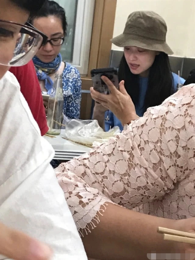 偶遇素颜倪妮 吃炸串 喝一元一瓶的饮料 超接地气