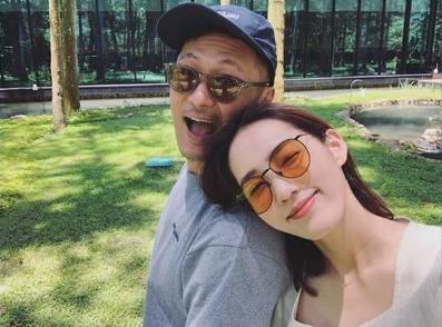 余文乐开百万豪车载爱妻 小两口嘟嘴卖萌甜蜜放闪