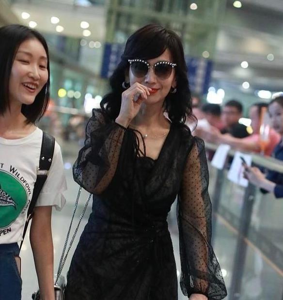 65岁赵雅芝终于服老了 机场穿黑纱裙 网友感叹 这次顺眼多了