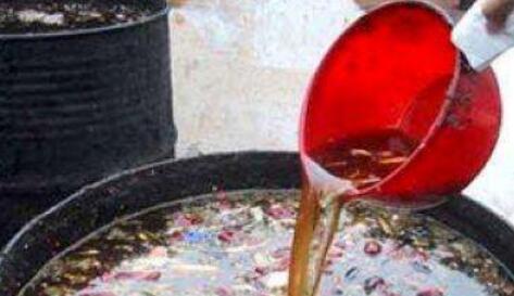 街边小摊 无照经营的馆子通常是地沟油重灾区 5招地沟油的鉴别方法