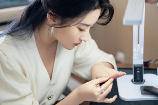 神仙姐姐刘亦菲晒近照长发披肩如仙女下凡 温柔不俗气