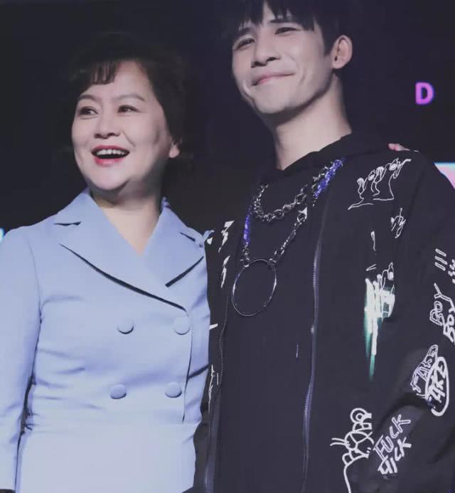 53岁鞠萍姐姐为大张伟站台 发福明显身材圆润 风韵犹存气质佳