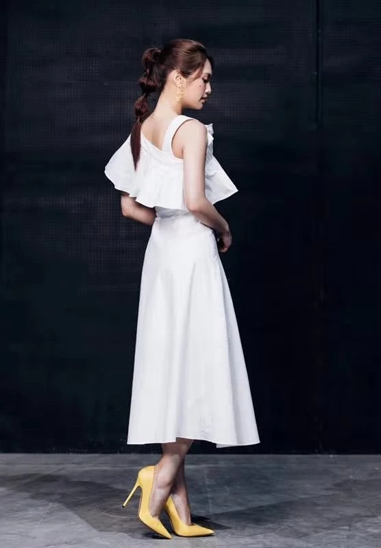 35岁的杨丞琳真会穿 白色连衣裙搭配黄色高跟鞋 少女感十足