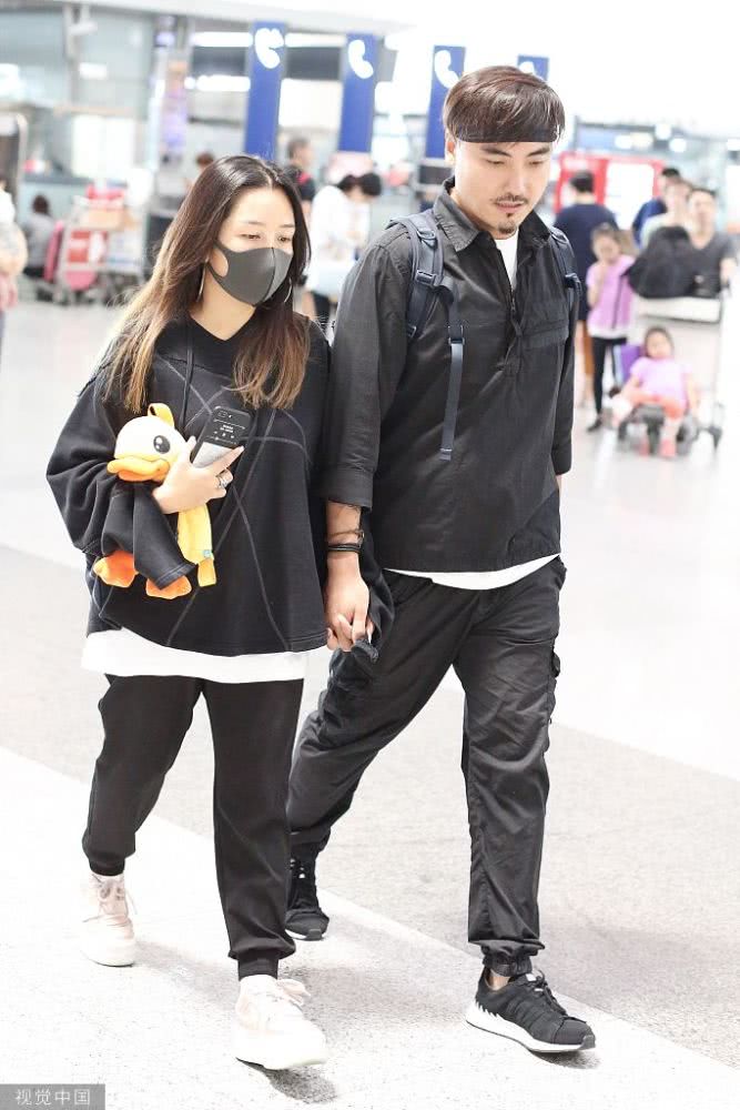 何洁产三胎后和刁磊首度公开同框 一路十指紧扣恩爱甜蜜