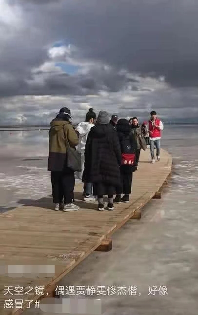 贾静雯带病录节目 穿大棉服不停擦鼻子 还不忘等老公