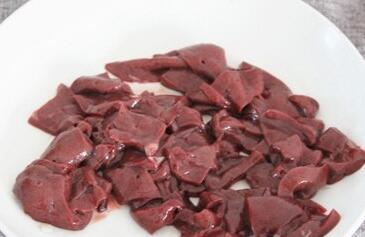 猪肝要怎么炒才好吃呢 吃猪肝的好处有哪些？