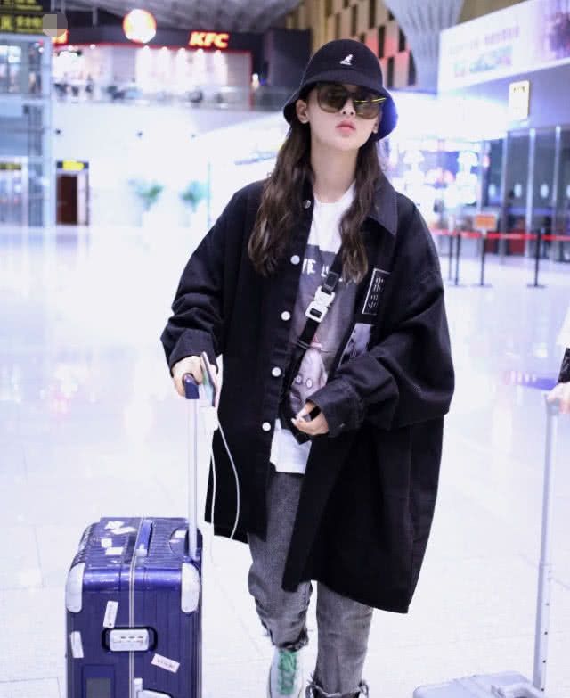 杨超越拍 浪漫满屋匡威 左脚海草 右脚豆浆