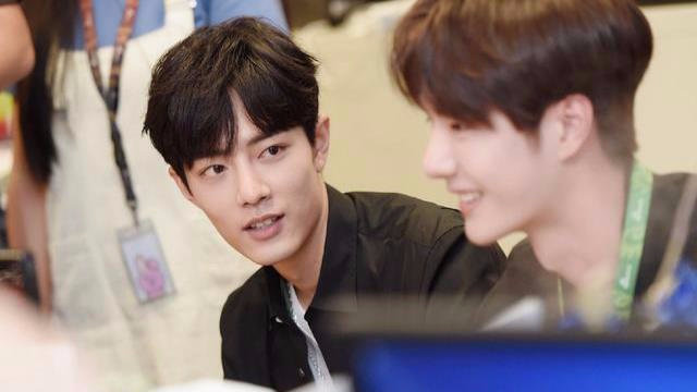 肖战王一博对视图中 同是黑色衬衫穿搭 风格差距这么大