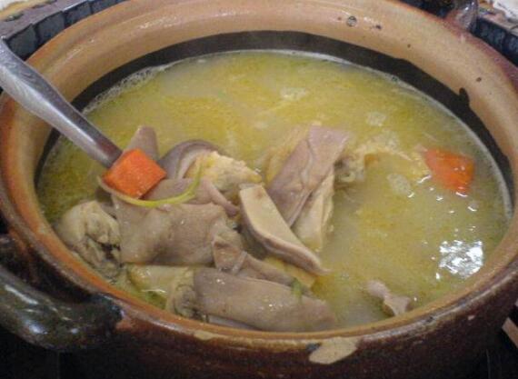 炖“猪肚鸡”是猪肚先下锅还是鸡先下锅 做错了第一步难怪骚味重