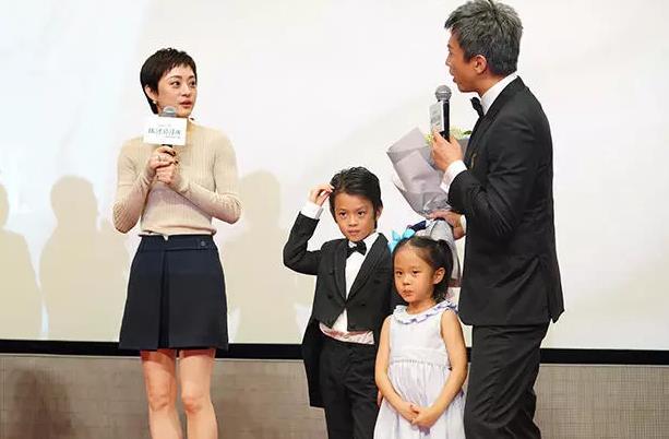 邓超新电影全家为自己电影打call 又跪又抱又亲是女儿奴无疑啦