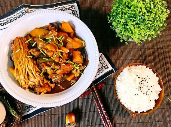 大厨教你黄焖鸡的正宗做法 爽滑弹牙 汤汁鲜美 真是太香了！