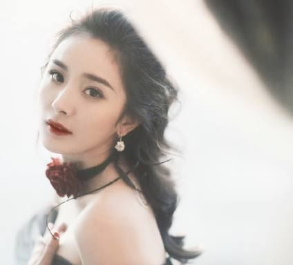 关晓彤高考５５２分 杨幂高考５８３分 而他直接保送进北大