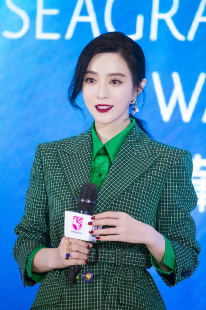 范冰冰绿色西装现身女神范十足 路人视角与精修照一样美