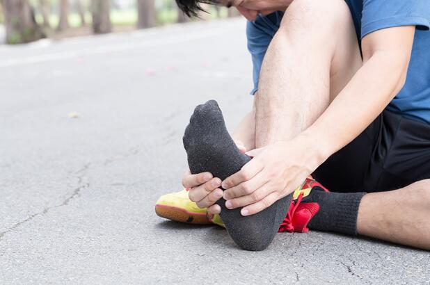 脚底疼痛无比 你可能是得足底筋膜炎不是炎症 5种方式教你自己治疗