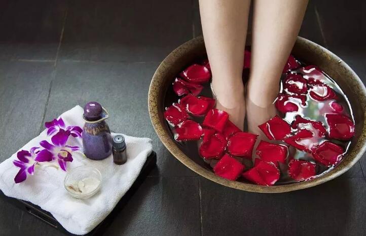 盐水泡脚有什么好 处盐水泡脚的正确方法 几点钟泡脚最补肾？