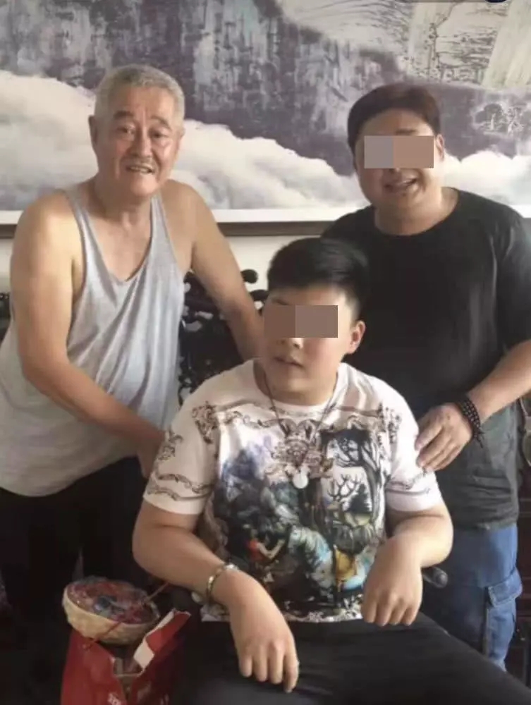 赵本山近照曝光 穿大背心和土皮鞋接地气